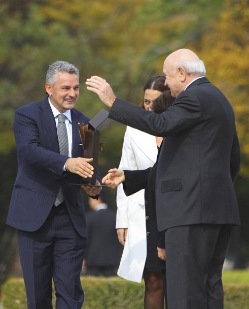 Roberto Baggio  stato anche insignito di un importantissimo riconoscimento, il Peace Summit Award 2010, un premio assegnato annualmente dai vincitori del Nobel per la pace alla persona che pi si  distinta per la sua attenzione per i bisognosi. Nella foto Baggio riceve il premio da Shrin Ebadi (Ap)